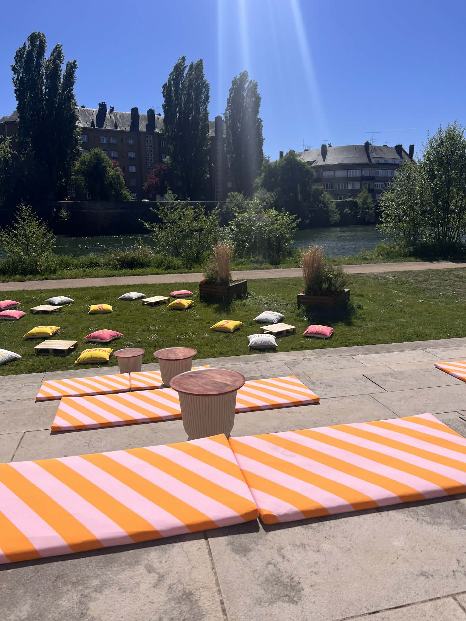 BOIRE UN VERRE ET MÊME MANGER FACE À LA MEUSE : L’ESPLANADE BY L’ATELIER OUVRE CE SOIR