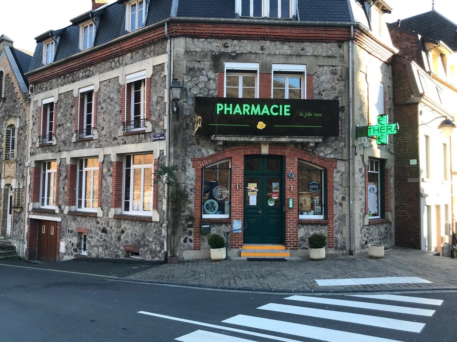 « ON VA ALLER TRAVAILLER CHEZ NOS CONFRÈRES » : LA PHARMACIE BAISSE LE RIDEAU