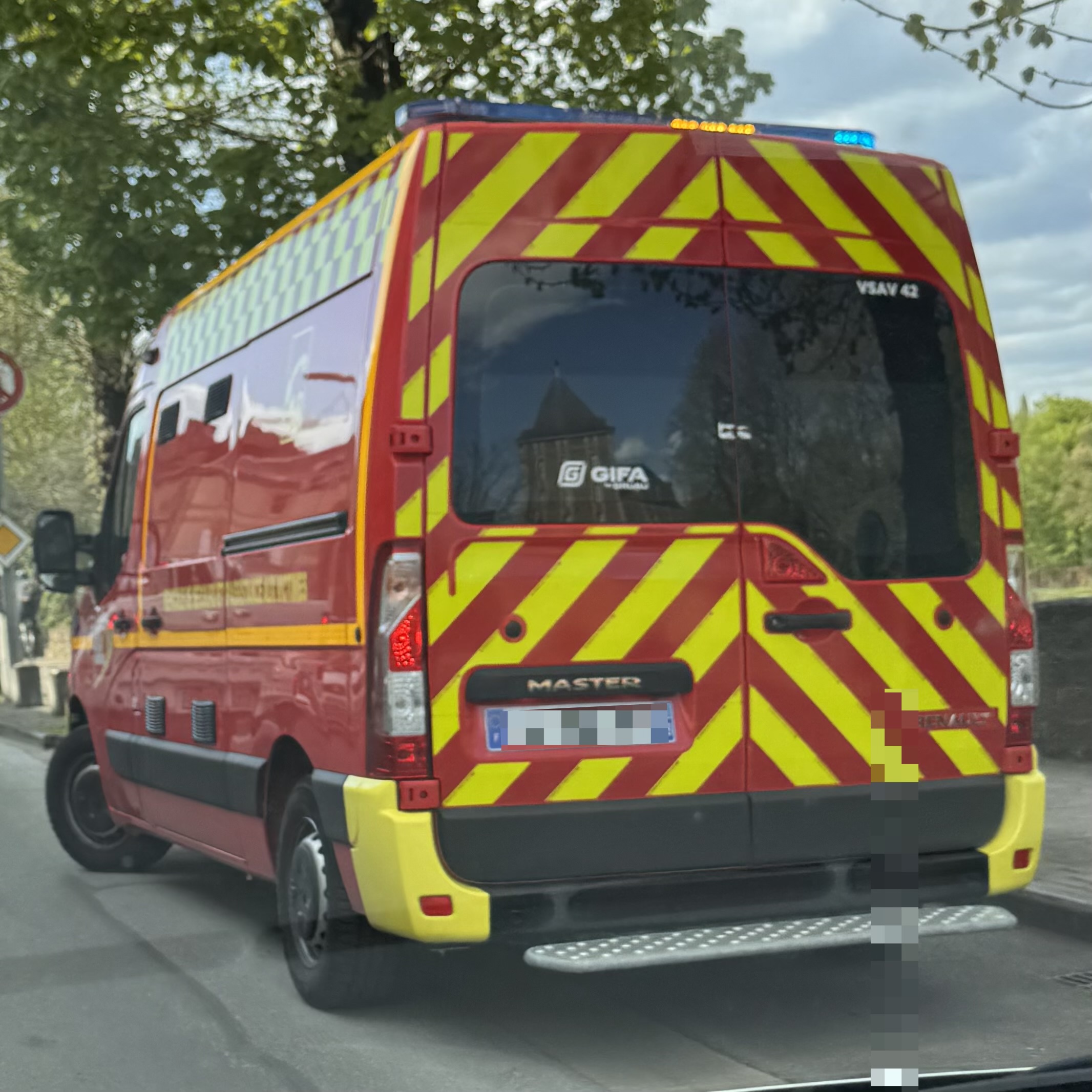 ACCIDENT MORTEL ENTRE DEUX MOTOS : UN HOMME DÉCÈDE, UNE ADOLESCENTE GRAVEMENT BLESSÉE